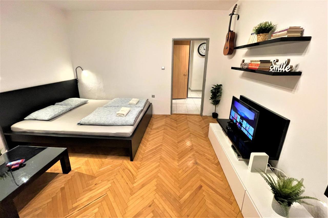 Apartment Helen - Old Town, AC Bratislava Buitenkant foto