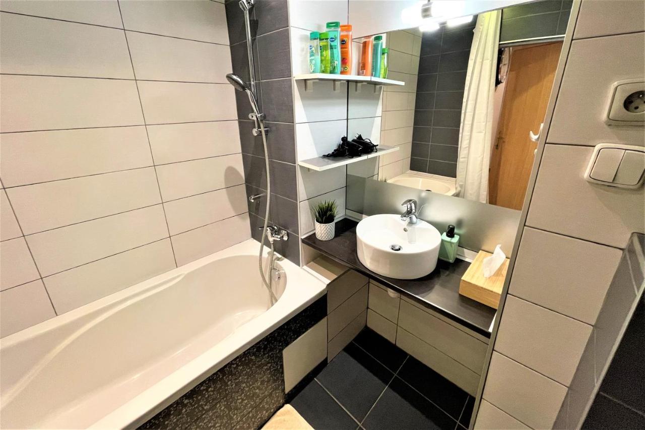 Apartment Helen - Old Town, AC Bratislava Buitenkant foto